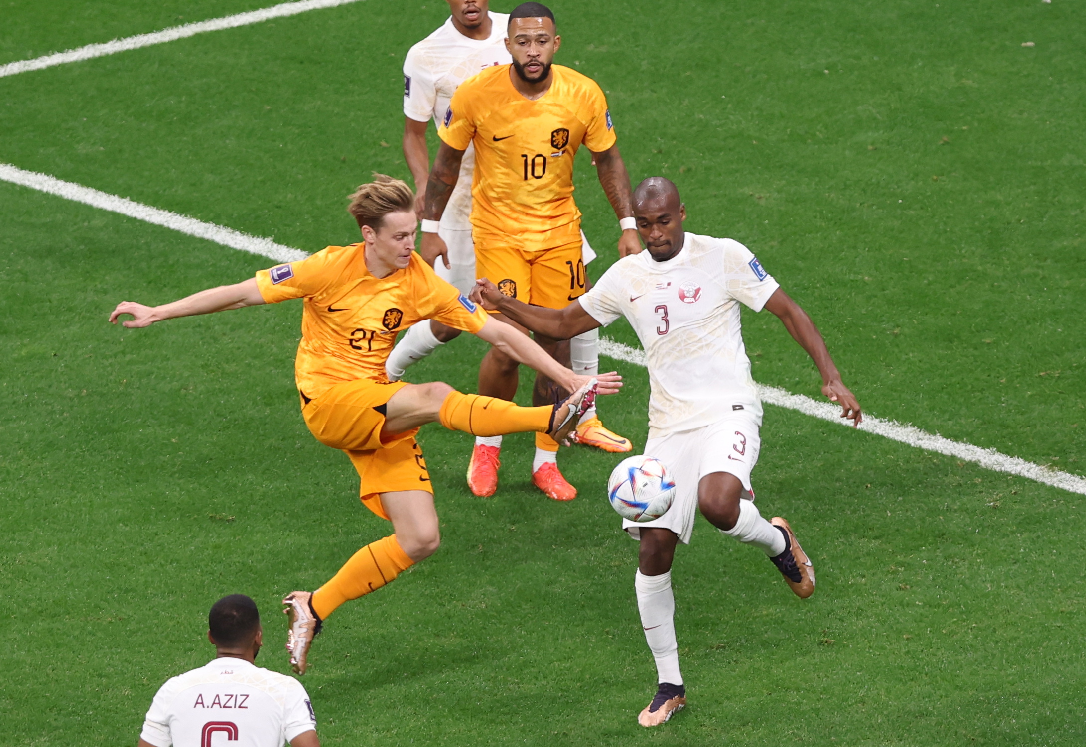 Al Khor (Qatar), 29/11/2022.- Frenkie De Jong (L) of the Netherlands in action against Abdelkarim Hassan of Qatar during the FIFA World Cup 2022 group A soccer match between the Netherlands and Qatar at Al Bayt Stadium in Al Khor, Qatar, 29 November 2022. (Mundial de Fútbol, Países Bajos; Holanda, Catar) EFE/EPA/Tolga Bozoglu