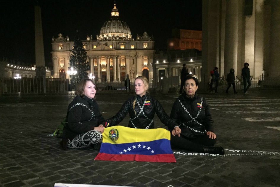 Lilian Tintori se encadena frente al Vaticano para exigir liberación de presos