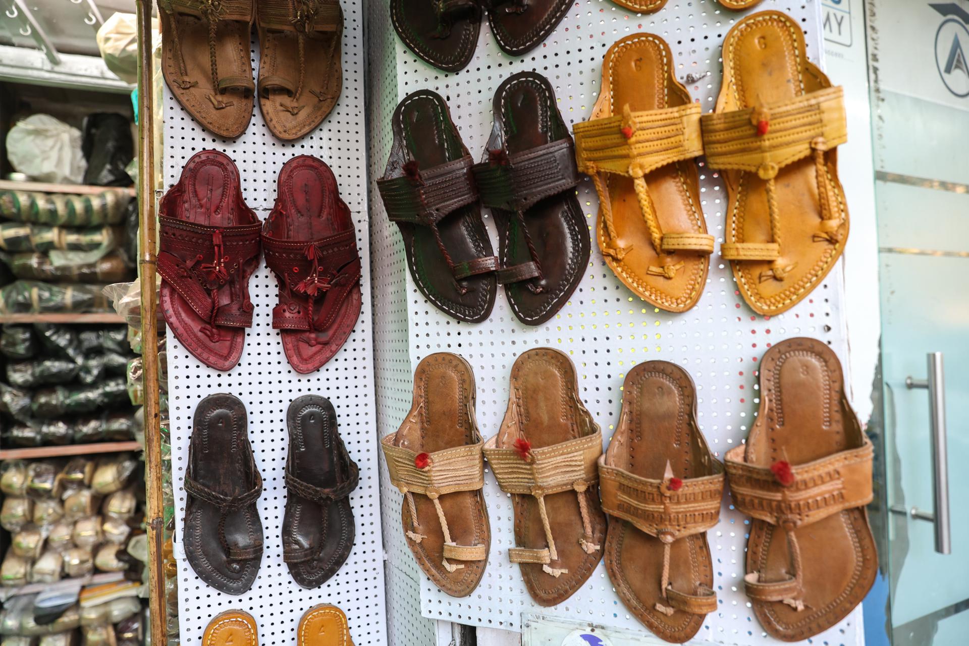 Prada lanzará sandalias tradicionales indias con artesanos locales