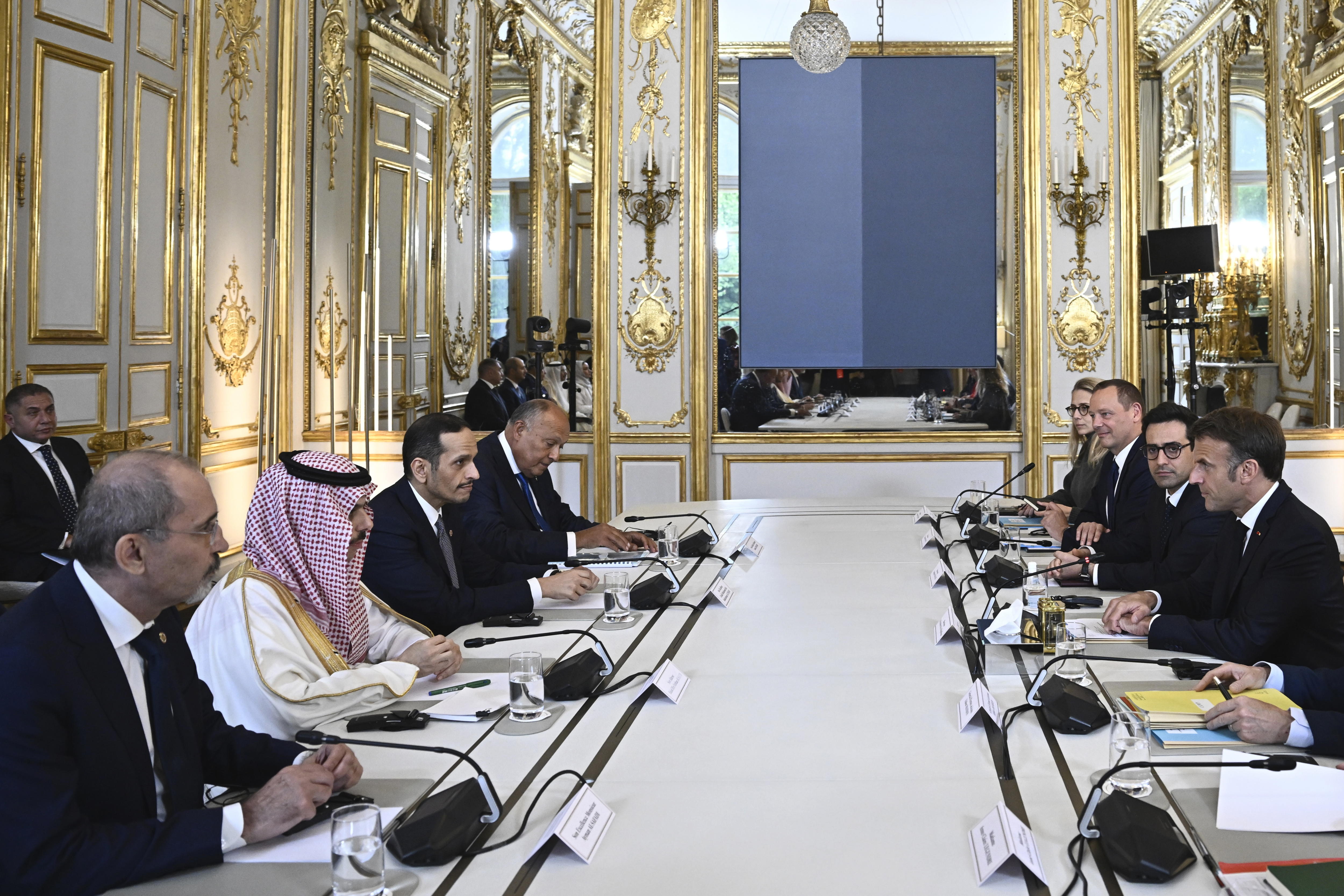Paris (France), 24/05/2024.- France's President Emmanuel Macron (R) attends a meeting with Jordan's Minister of Foreign Affairs, Ayman Safadi (L), Saudi Arabia's Minister of Foreign Affairs, Faisal bin Farhan (2-L), Prime Minister and Foreign Minister of Qatar, Sheikh Mohammed bin Abdulrahman bin Jassim Al Thani (3-L) and Egypt's Minister of Foreign Affairs Sameh Shoukry (4-L) for talks on the ongoing conflict in Gaza, at the Elysee Presidential Palace in Paris, France, 24 May 2024. The French President received Qatar's Prime Minister and Foreign Minister and the Foreign Ministers of Saudi Arabia, Egypt and Jordan to take stock of the situation in the Middle East. (Egipto, Francia, Jordania, Arabia Saudita, Catar) EFE/EPA/JULIEN DE ROSA / POOL MAXPPP OUT
