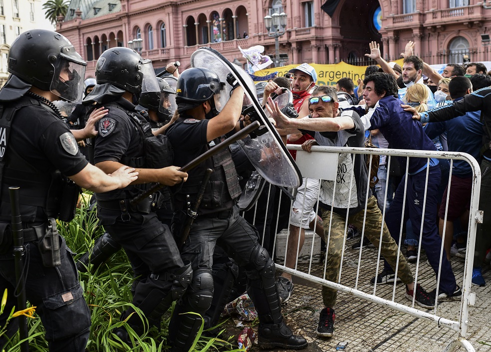 Incidentes entre la policía y personas que quieren dar un último adiós a Maradona