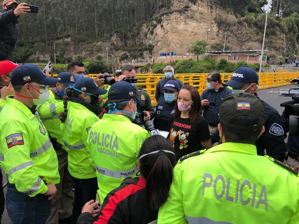 Momentos de la entrega de la mujer en el Puente Internacional de Rumichaca.