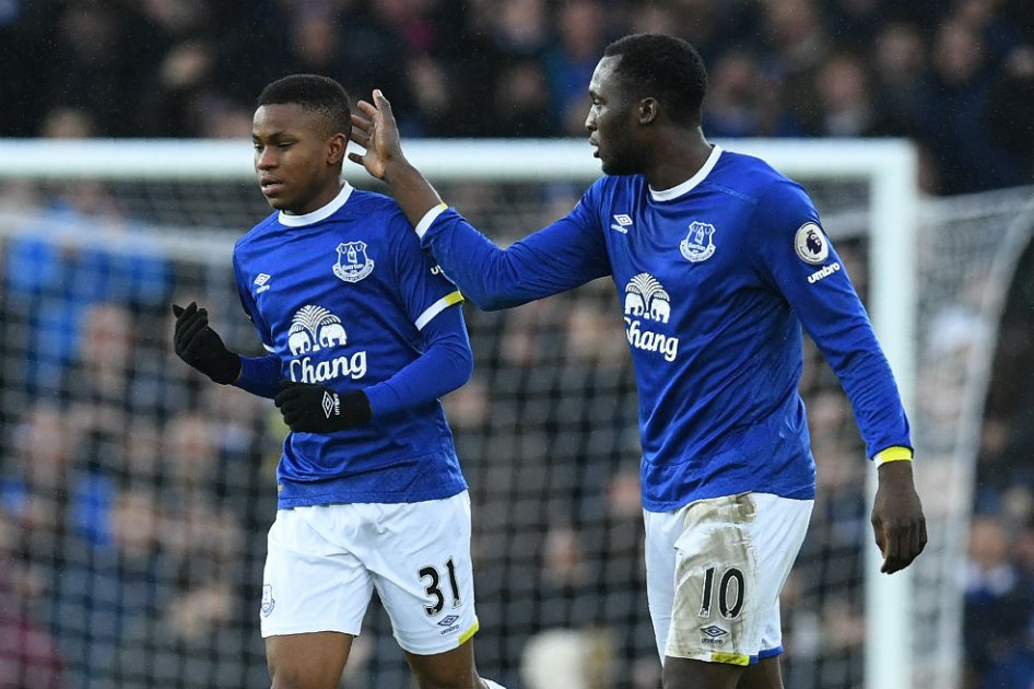 Los jugadores del Everton Romelu Lukaku y Ademola Lookman celebran el cuarto gol ante el Manchester City. Foto: AFP