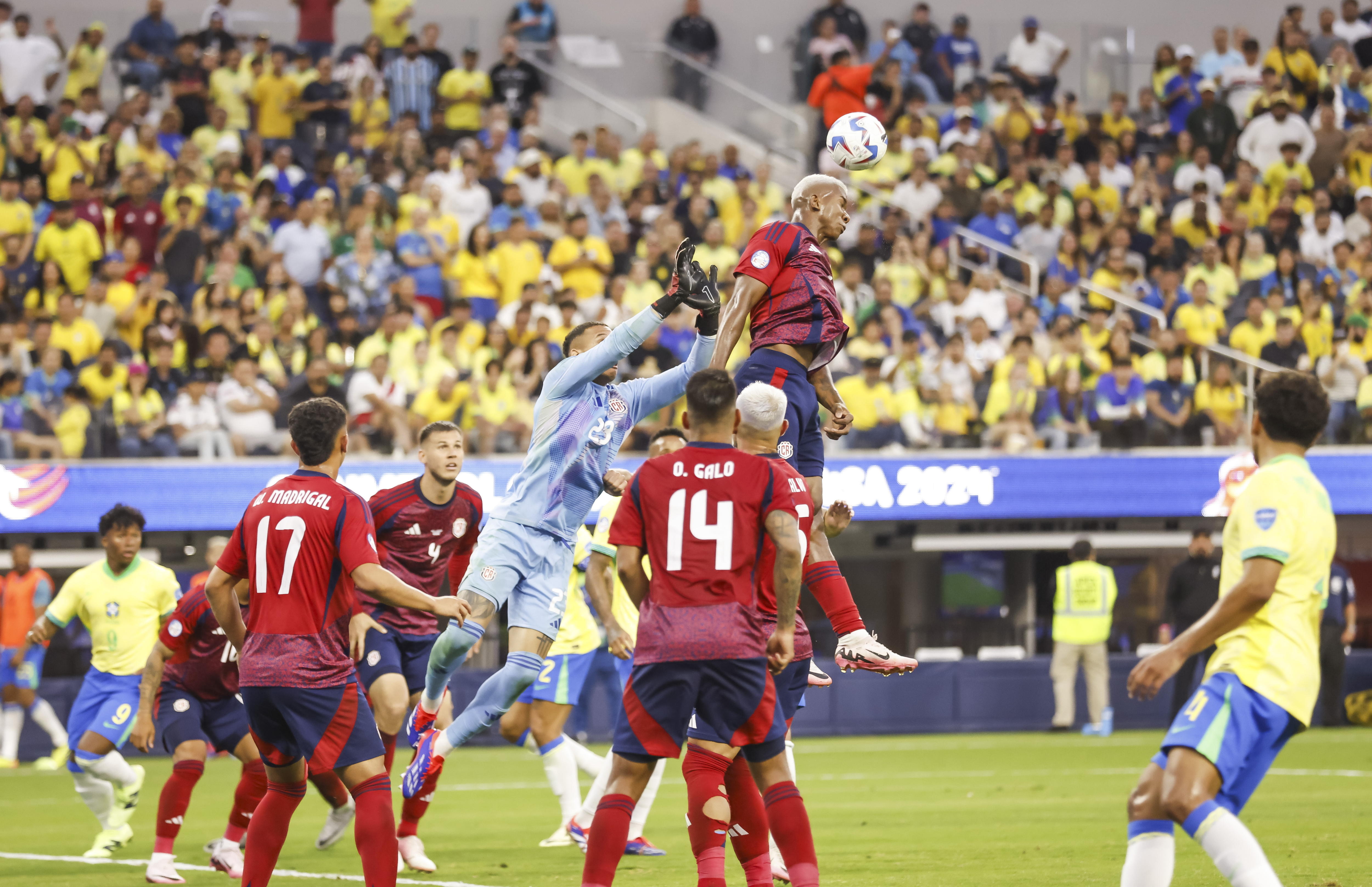 Inglewood (United States), 25/06/2024.- Costa Rica defender Jeyland Mitchell (3-R) helps Costa Rica goalkeeper Patrick Sequeira (5-L) make a save during the second half of the CONMEBOL Copa America 2024 group D soccer match between Brazil and Costa Rica, in Inglewood, California, USA, 24 June 2024. (Brasil) EFE/EPA/CAROLINE BREHMAN