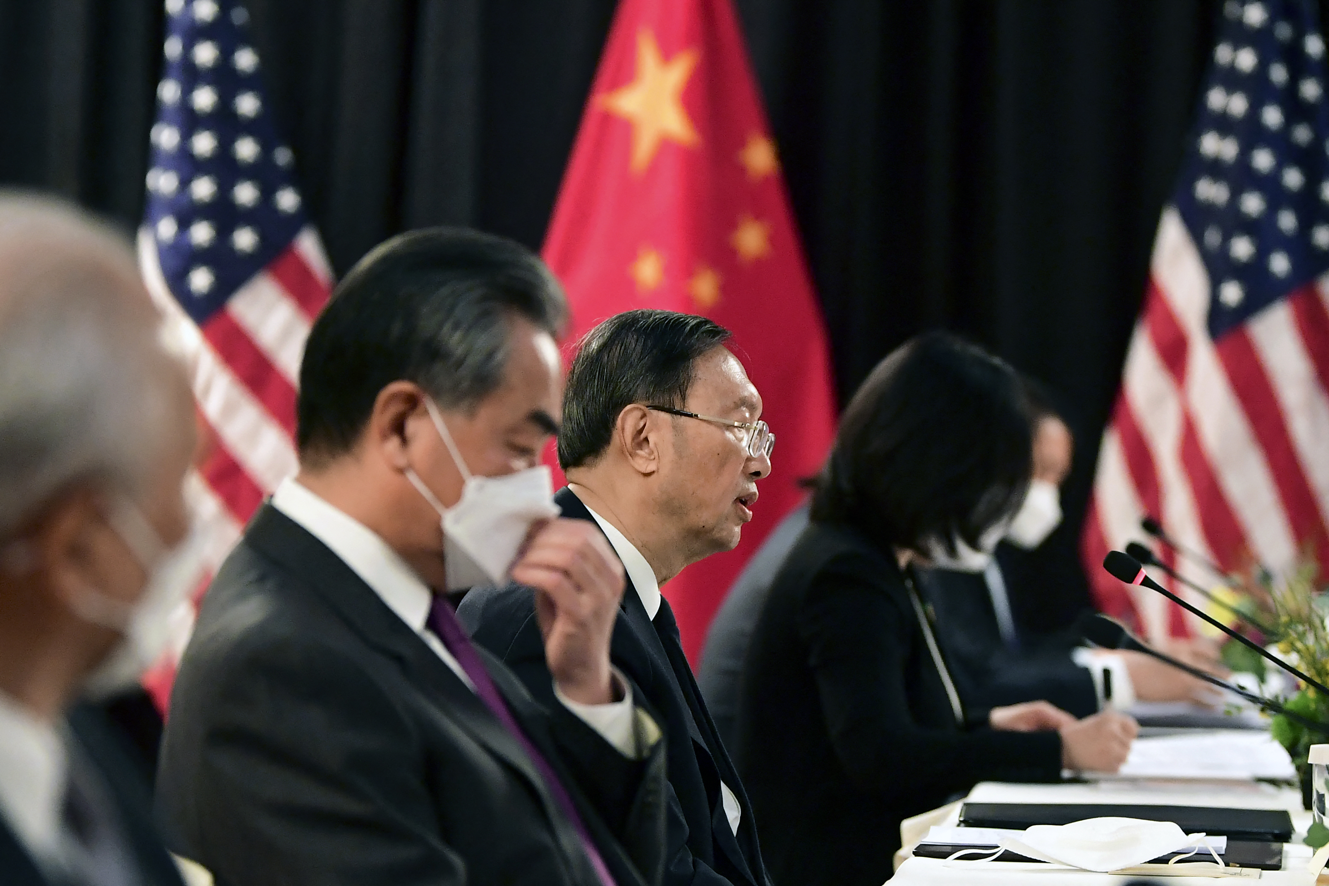 EE.UU. y China mantienen diferencias tras tensas conversaciones