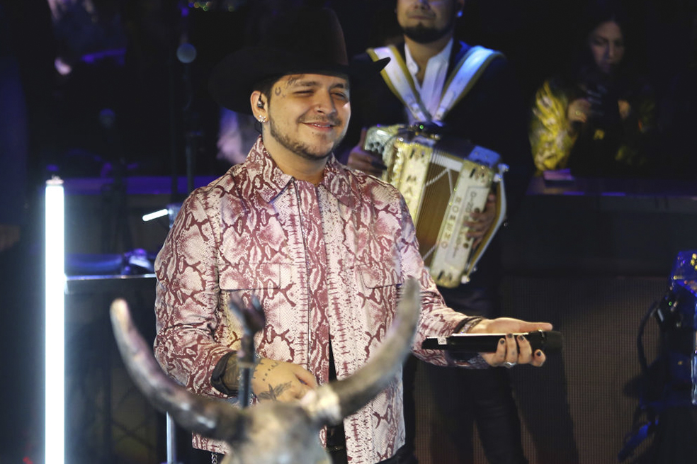 Christian Nodal se va de México porque no puede disfrutar de sus riquezas