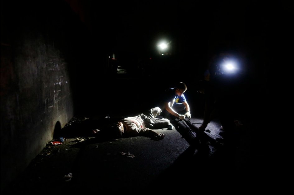 Integrantes de la Policía Nacional de Filipinas (PNP) investigan en una escena con el cuerpo de una persona asesinada durante un operativo contra drogas ilegales en Manila. / EFE