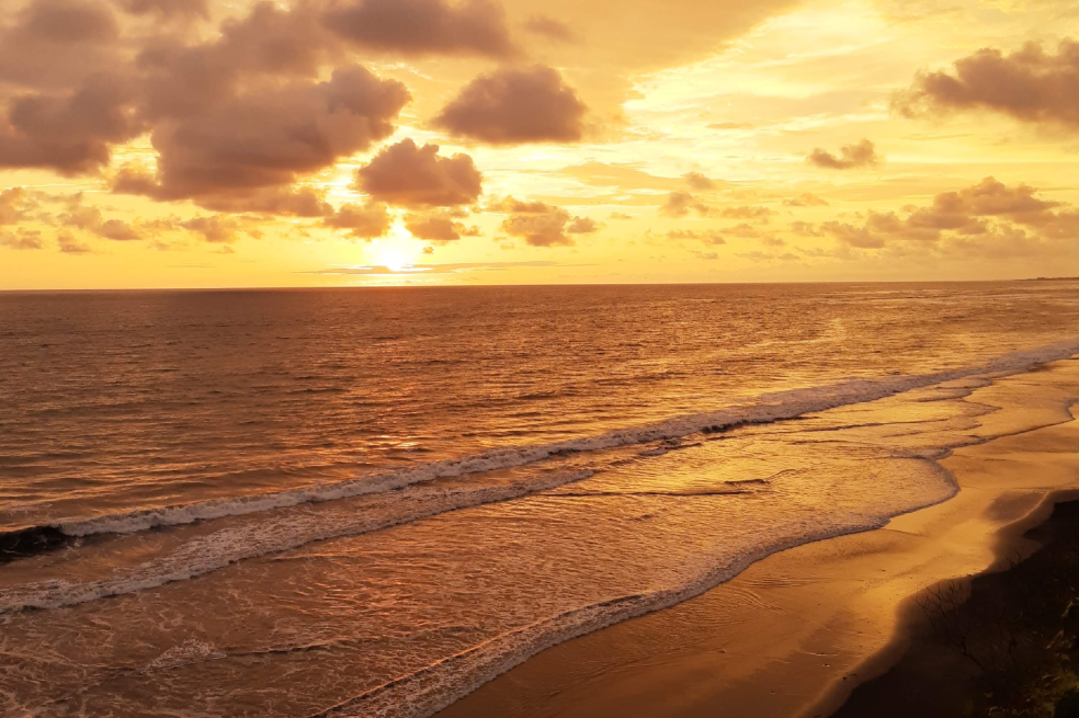 Atardecer en La Barra, un momento para disfrutar la tranquilidad y los paisajes del Pacífico desde Casa Azul Hostel. Turismo Pacífico colombiano, atardecer