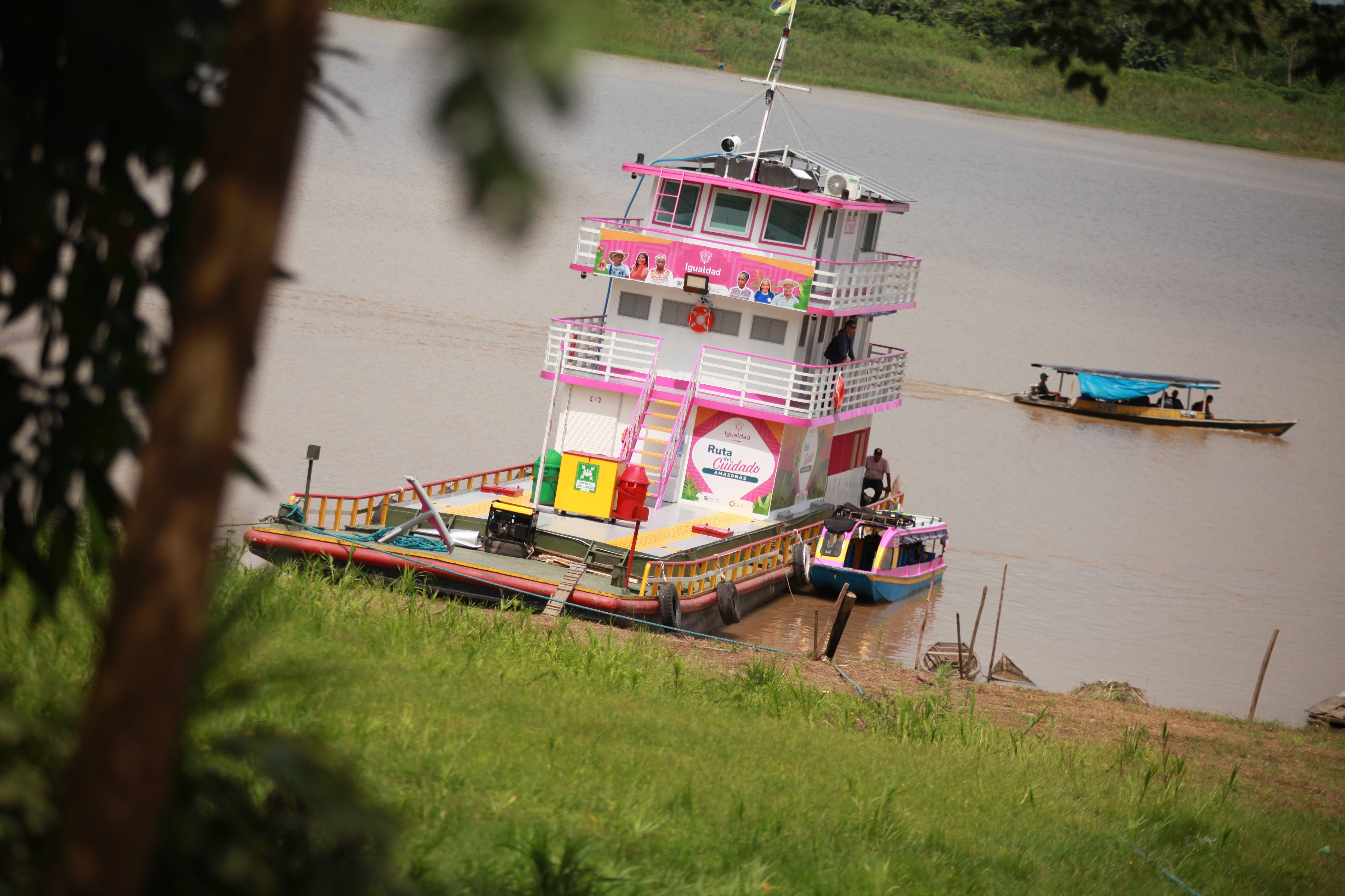 El barco que navega por el río Amazonas entregando justicia social