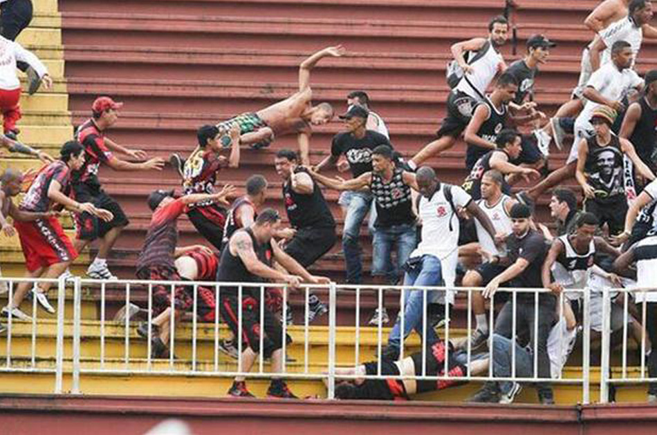Sancionan a dos clubes brasileños por pelea de hinchas