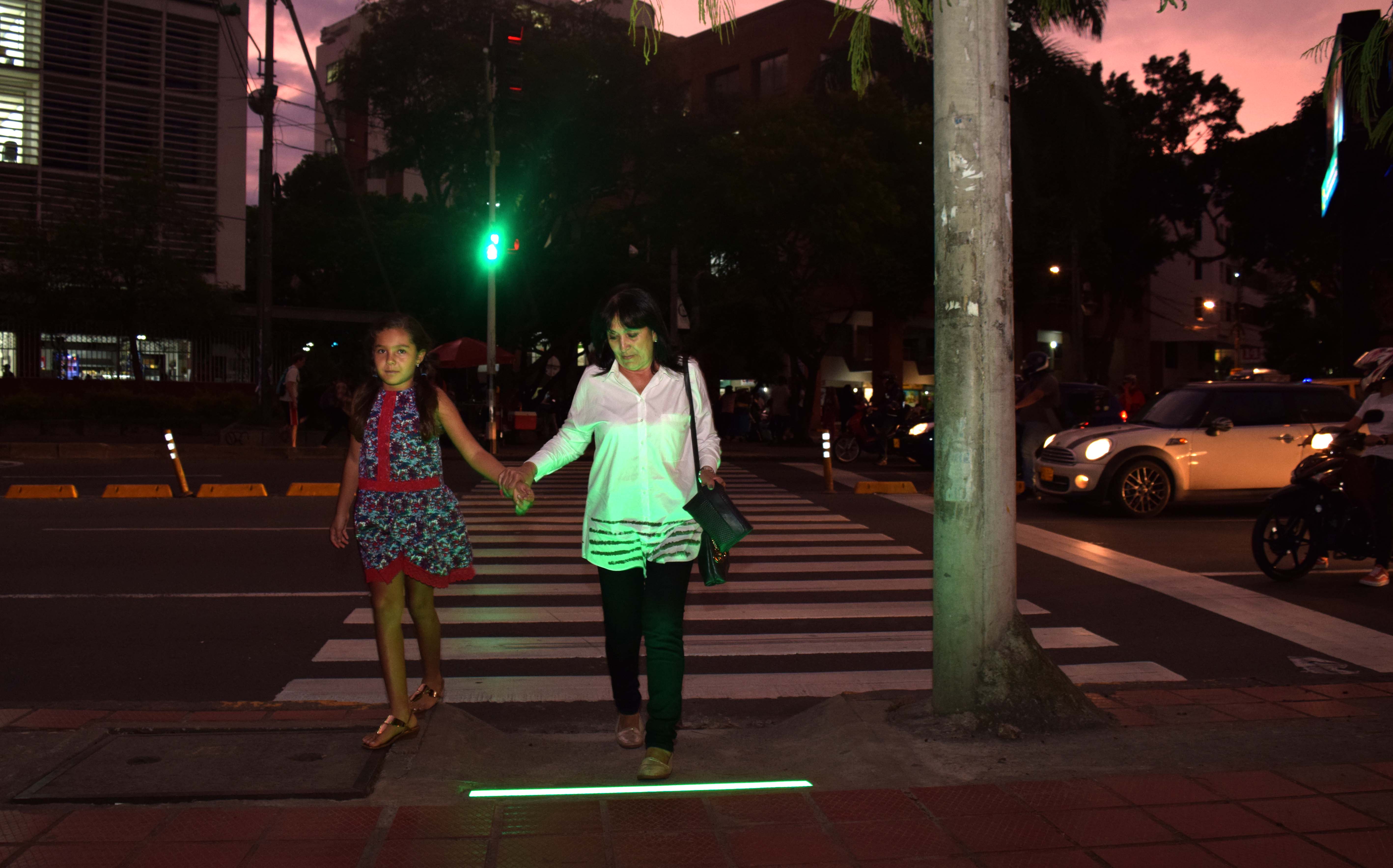 Cali, la primera ciudad de Colombia en instalar semáforo para peatones distraídos