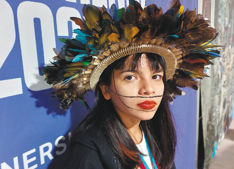 Txai Surui, con 24 años, fue la primera mujer indígena en intervenir en la inauguración de una conferencia sobre el clima. / Foto de María Mónica Monsalve