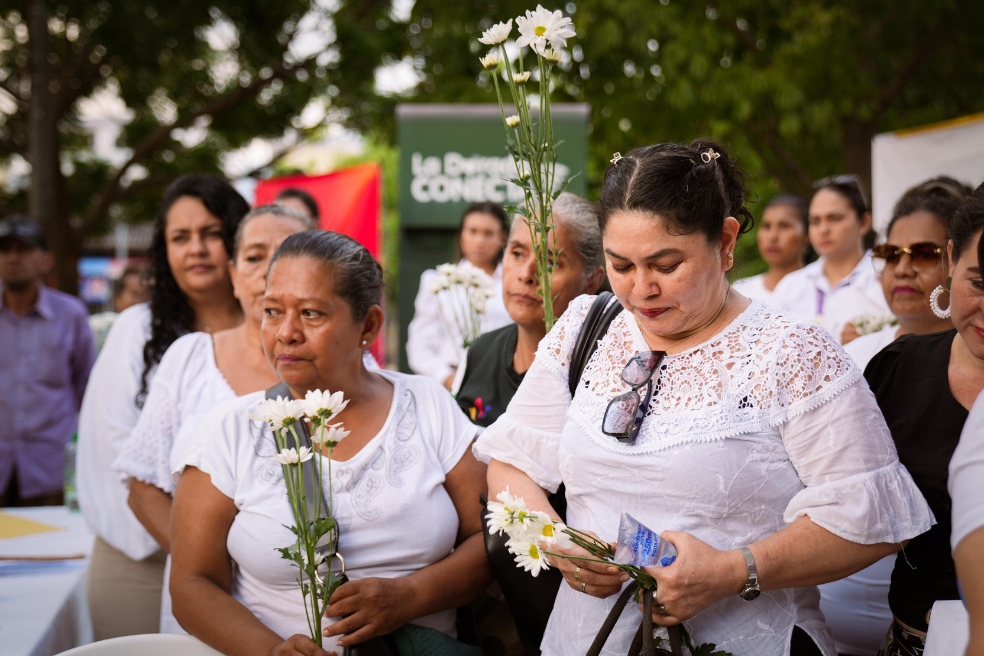 Sobrevivientes del paramilitarismo en Caldas conmemoran a los asesinados y desaparecidos
