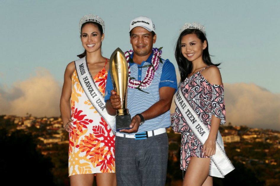 El argentino Fabián Gómez (c) con el trofeo de campeón del Sony Open. / AFP