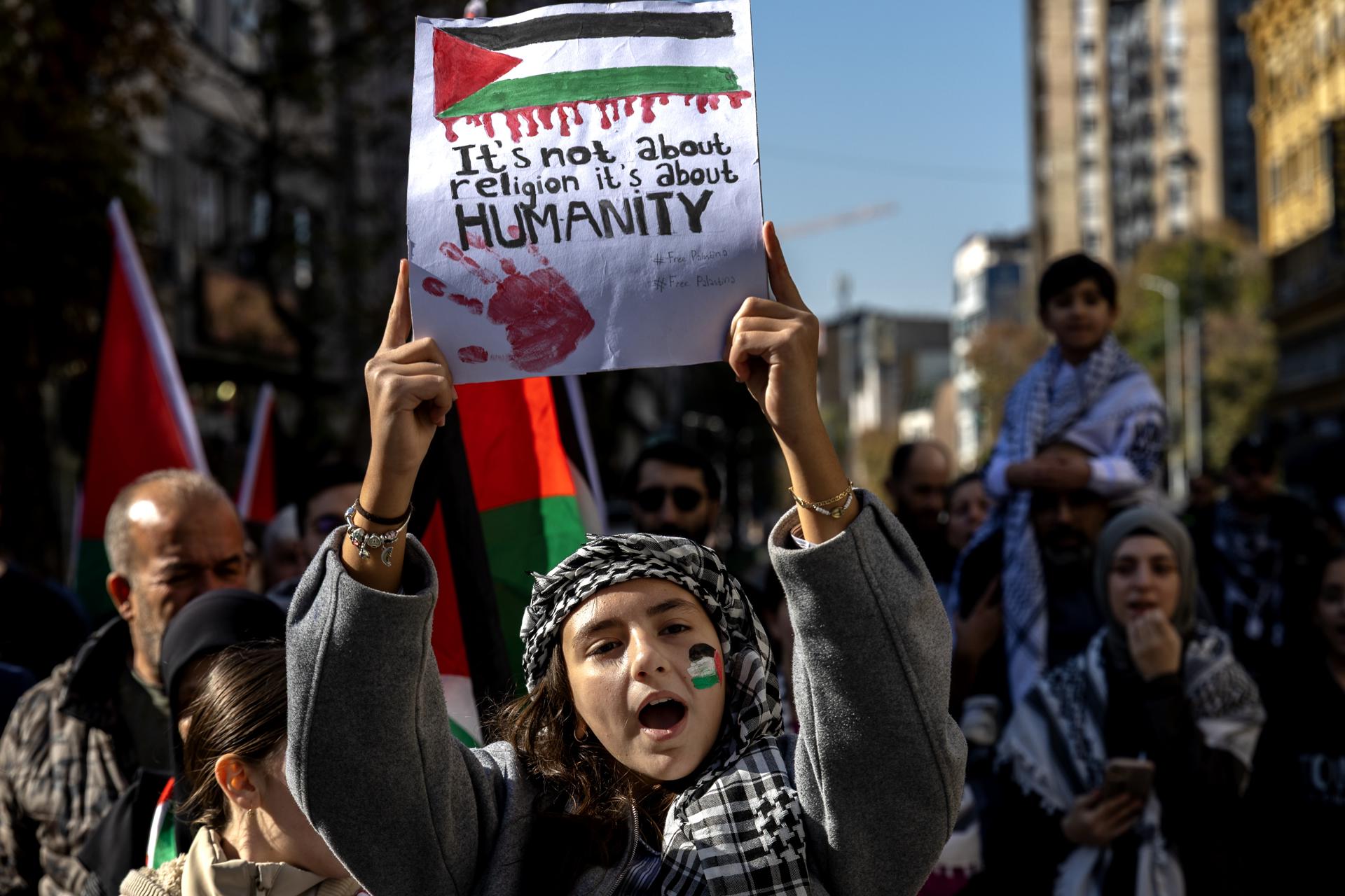 Poetas palestinos tejen, dentro y fuera de Gaza, una red de versos contra el “genocidio”