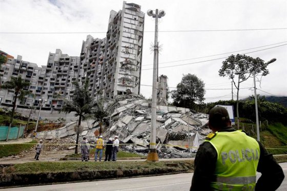 Ordenan evacuar habitantes de un edificio en Medellín