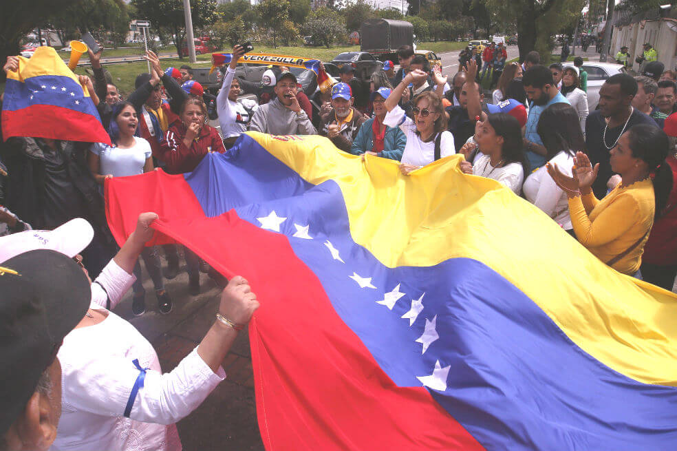 En Bogotá decenas de personas se manifestaron en apoyo a Guaidó