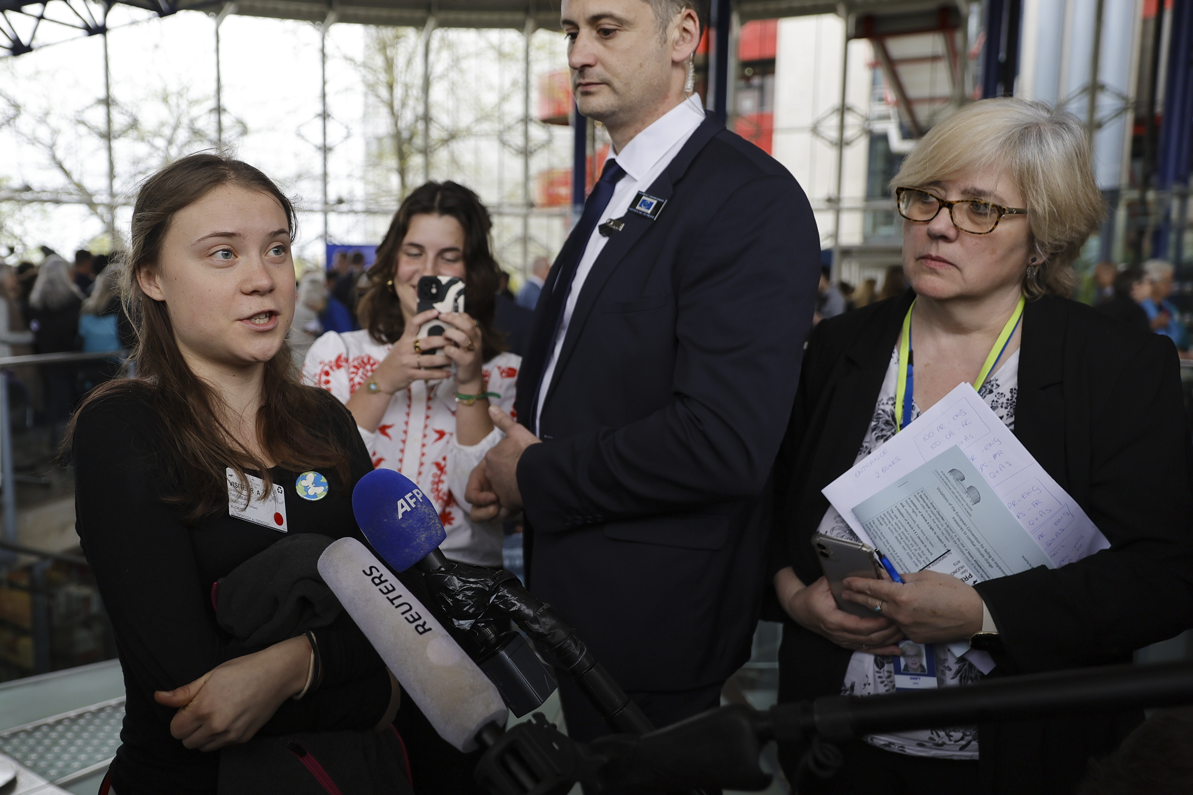 Strasbourg (France), 09/04/2024.- Swedish climate activist Greta Thunberg (L) speaks to the press in front of the court, during the judgement in a case against different European countries accused of climate inaction, at the European Court of Human Rights (ECHR), in Strasbourg, France, 09 April 2024. The Strasbourg-based court ECHR (European Court for Human Rights) has ruled on 09 April, in favour of Switzerland's Senior Women for Climate Protection, in a first ruling by an international court on climate change, condemning Switzerland for climate inaction for failure to meet past greenhouse gas reduction targets. The ECHR was asked to rule in a trio of cases brought by a French mayor, six Portuguese young people, and more than 2,000 members of Switzerland's Senior Women for Climate Protection. The ECHR judgments are not legally binding for all 46 of the European Council's member states, but could set a legal precedent against which future lawsuits would be judged. (Francia, Suiza, Estrasburgo) EFE/EPA/RONALD WITTEK