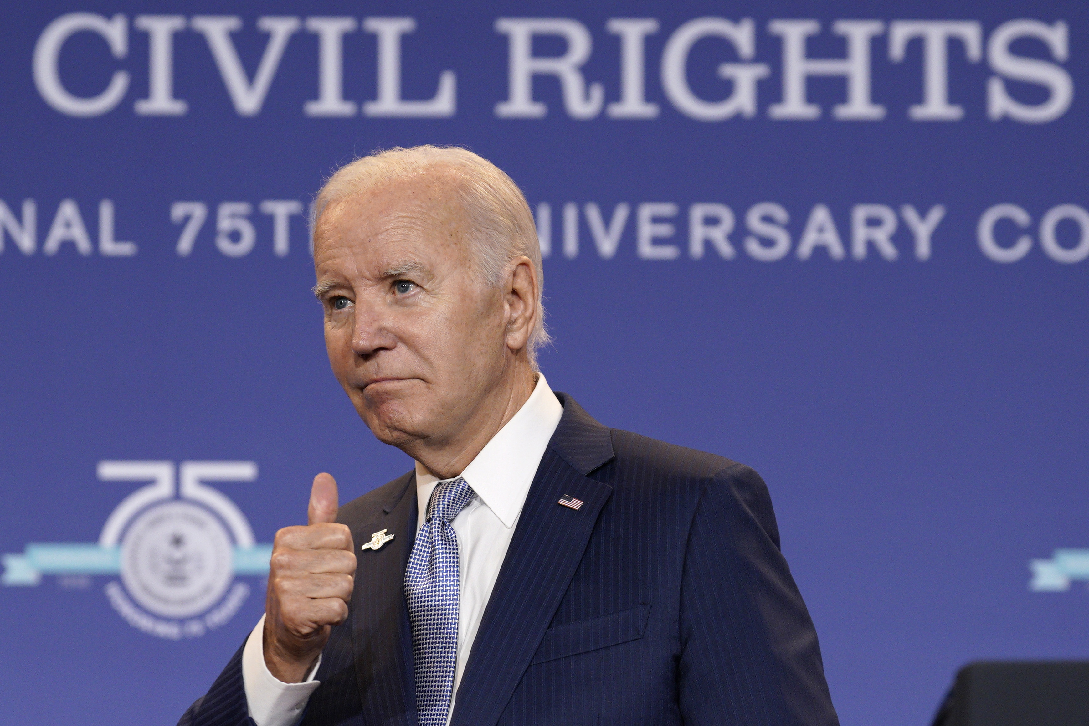 Washington (Usa), 27/07/2023.- US President Joe Biden gestures at the Truman Civil Rights Symposium at the National Archives Building in Washington, DC, USA, 27 July 2023. EFE/EPA/Yuri Gripas / POOL