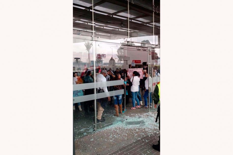Desplazados se tomaron el Puente Aéreo