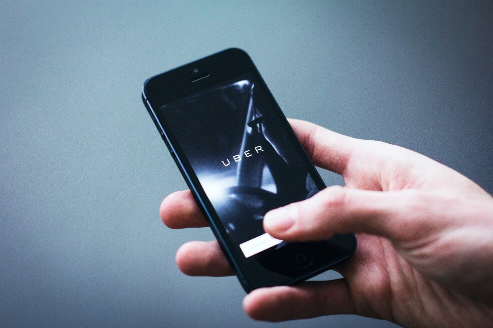 California firma una ley que fuerza a Uber a contratar a sus conductores