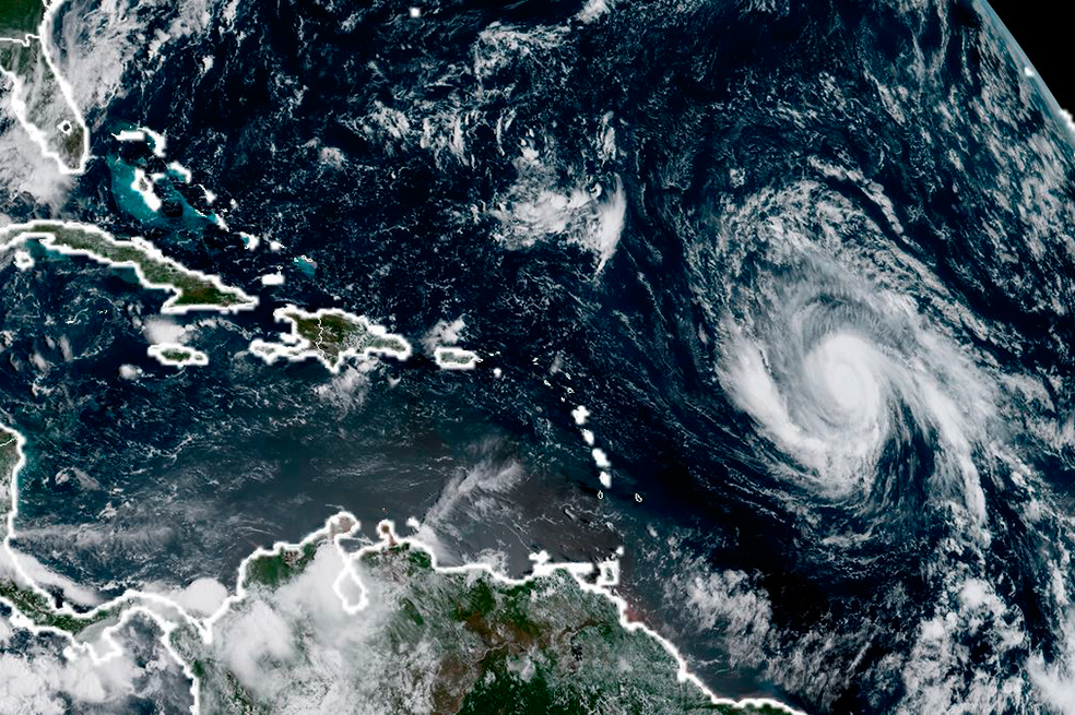 Irma vuelve a ser huracán categoría 3 en su ruta hacia el Caribe