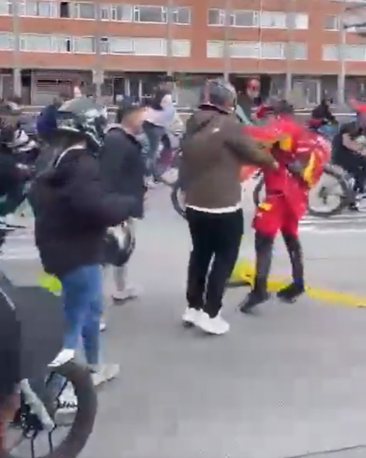 En video: Grupo de motociclistas agredió a un funcionario de la ciclovía