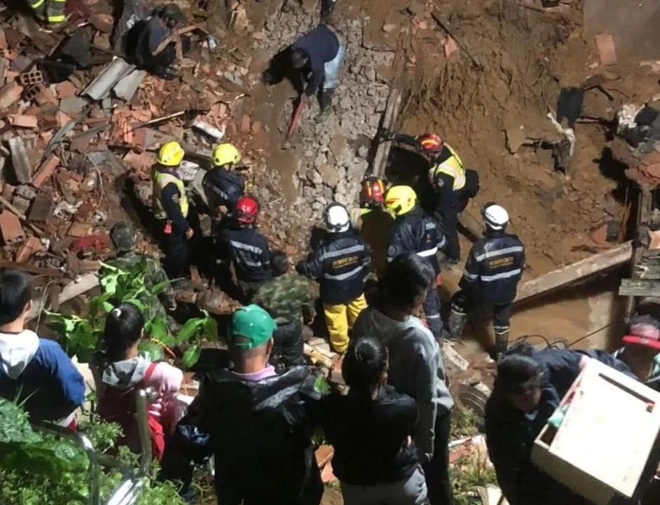 Desbordamiento en quebrada afectó un colegio y 3 casas en Caldas, Antioquia