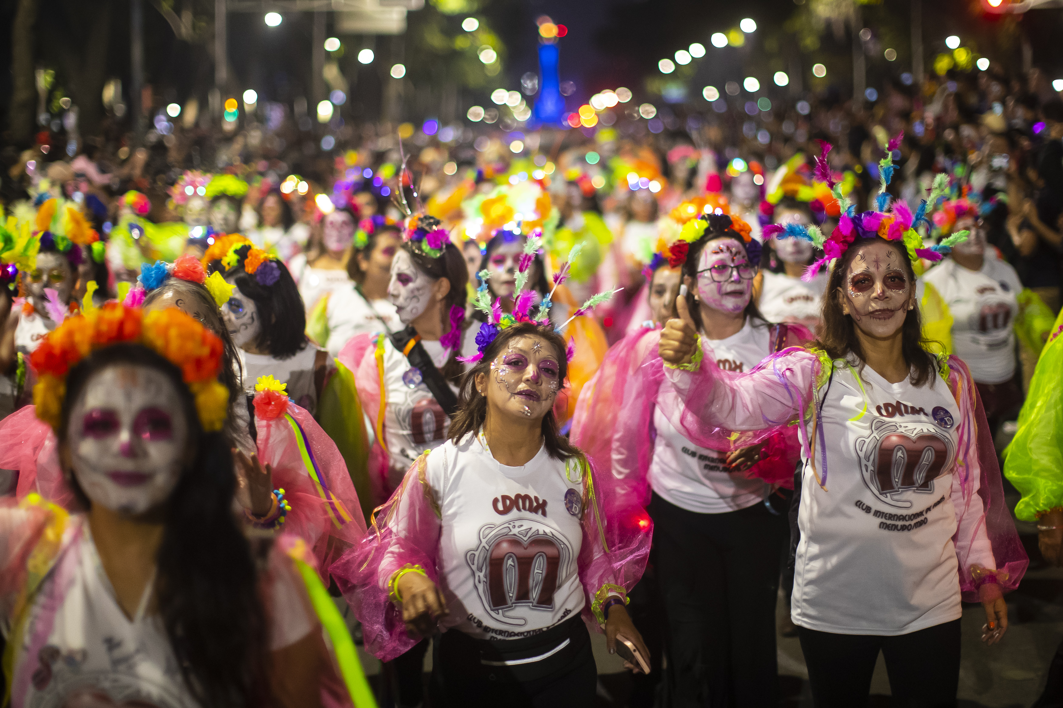 MEX9040.CIUDAD DE MÉXICO (MÉXICO), 22/10/2023.- Personas caracterizadas de Catrinas participan en la Procesión de Catrinas como parte de las celebraciones por el Día de Muertos, en Ciudad de México (México).Decenas de miles de mexicanos y turistas presenciaron este domingo la "Mega Procesión de las Catrinas", un desfile de esqueletos en Ciudad de México que sirve como antesala del Día de Muertos. EFE/Isaac Esquivel