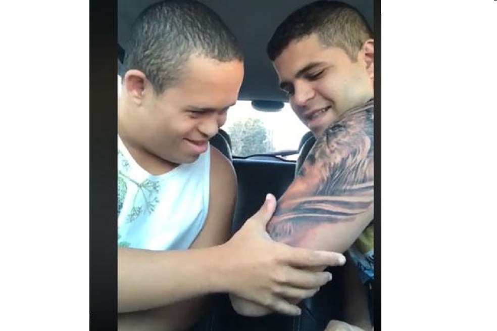 Así reaccionó un joven que padece síndrome de Down al verse tatuado en el brazo de su hermano