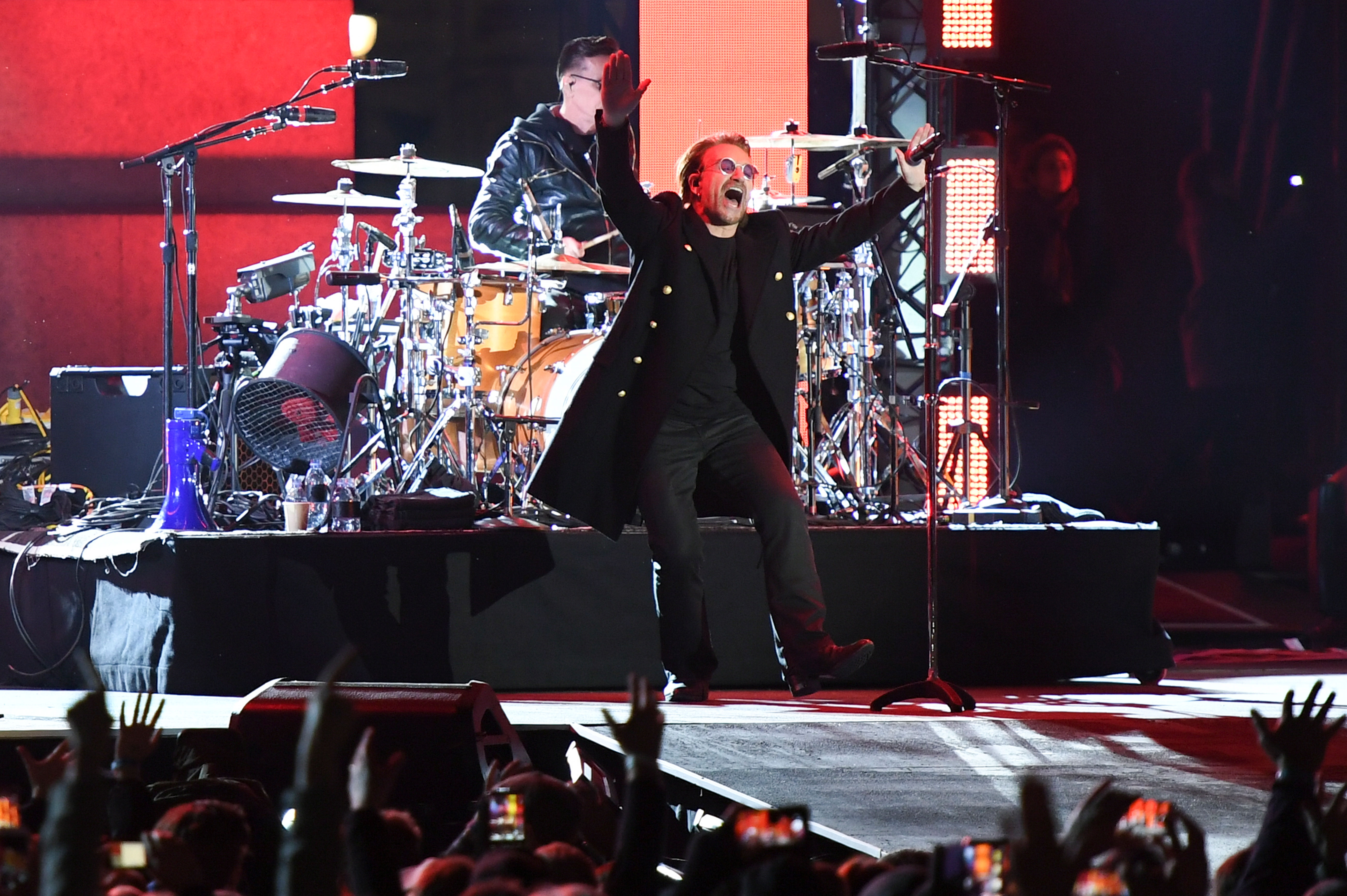 U2 siembra concordia en histórico concierto los Europe Music Awards 2017