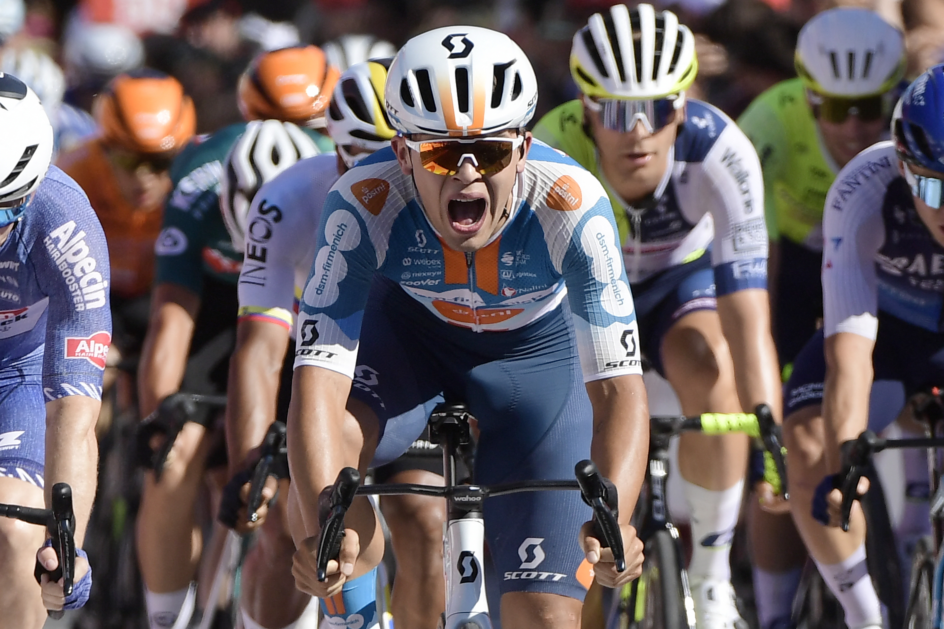 Van Aert se confunde y reina Bittner