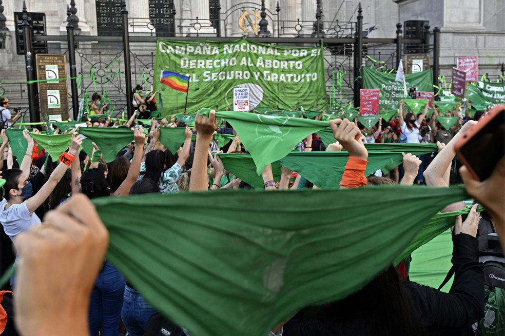 Argentinas exigen legalización del aborto y protestan frente al Congreso