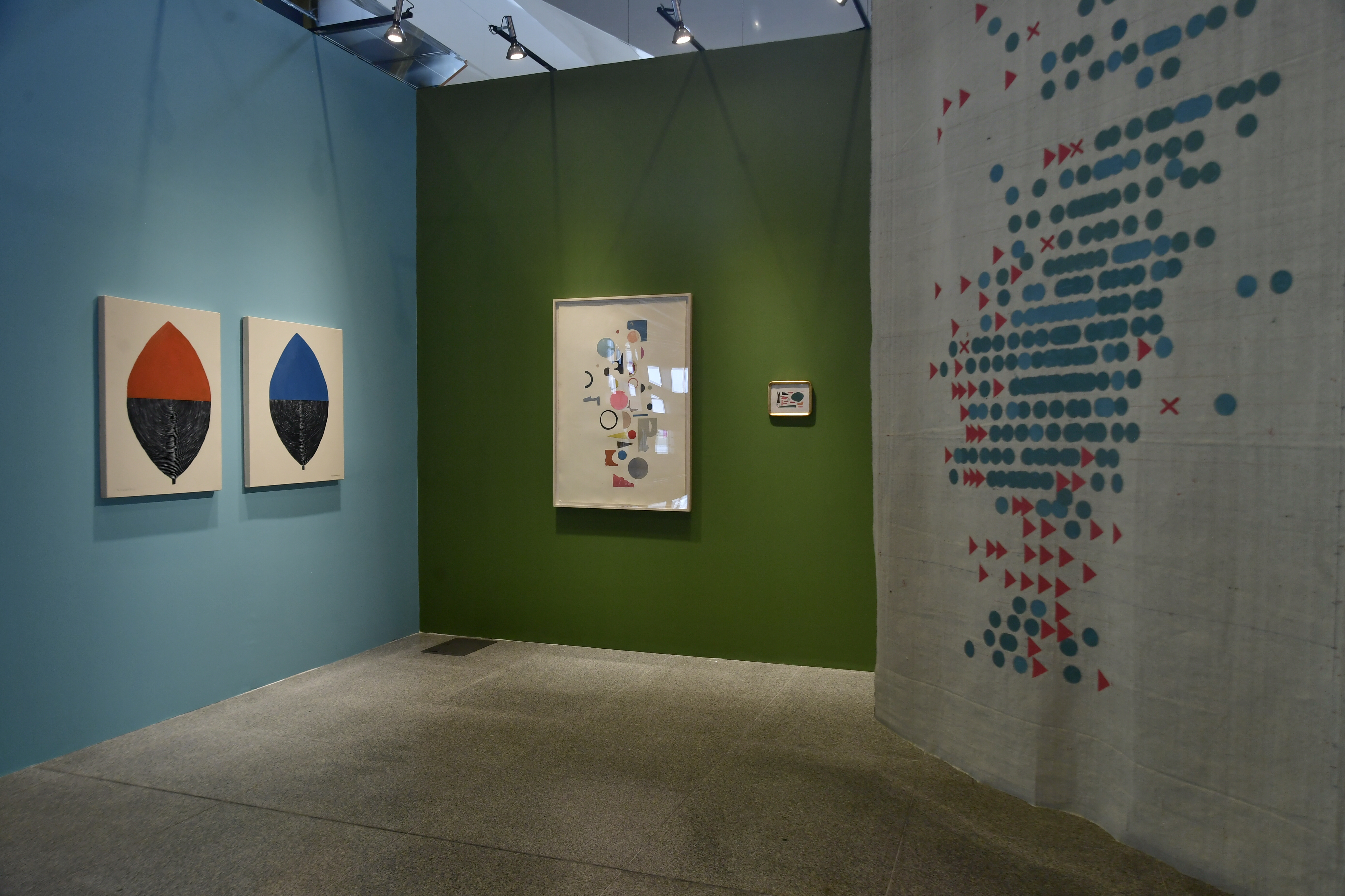 Exposición de obras de arte y asistentes a esta feria.