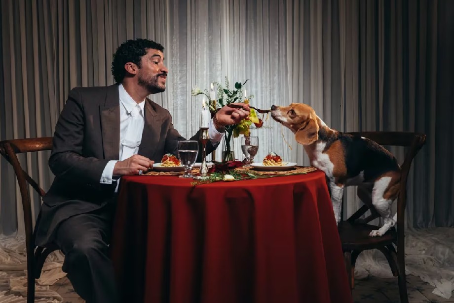 Bad Bunny y su perrita Sansa protagonizan tierna portada para la revista Vogue: esto dijo