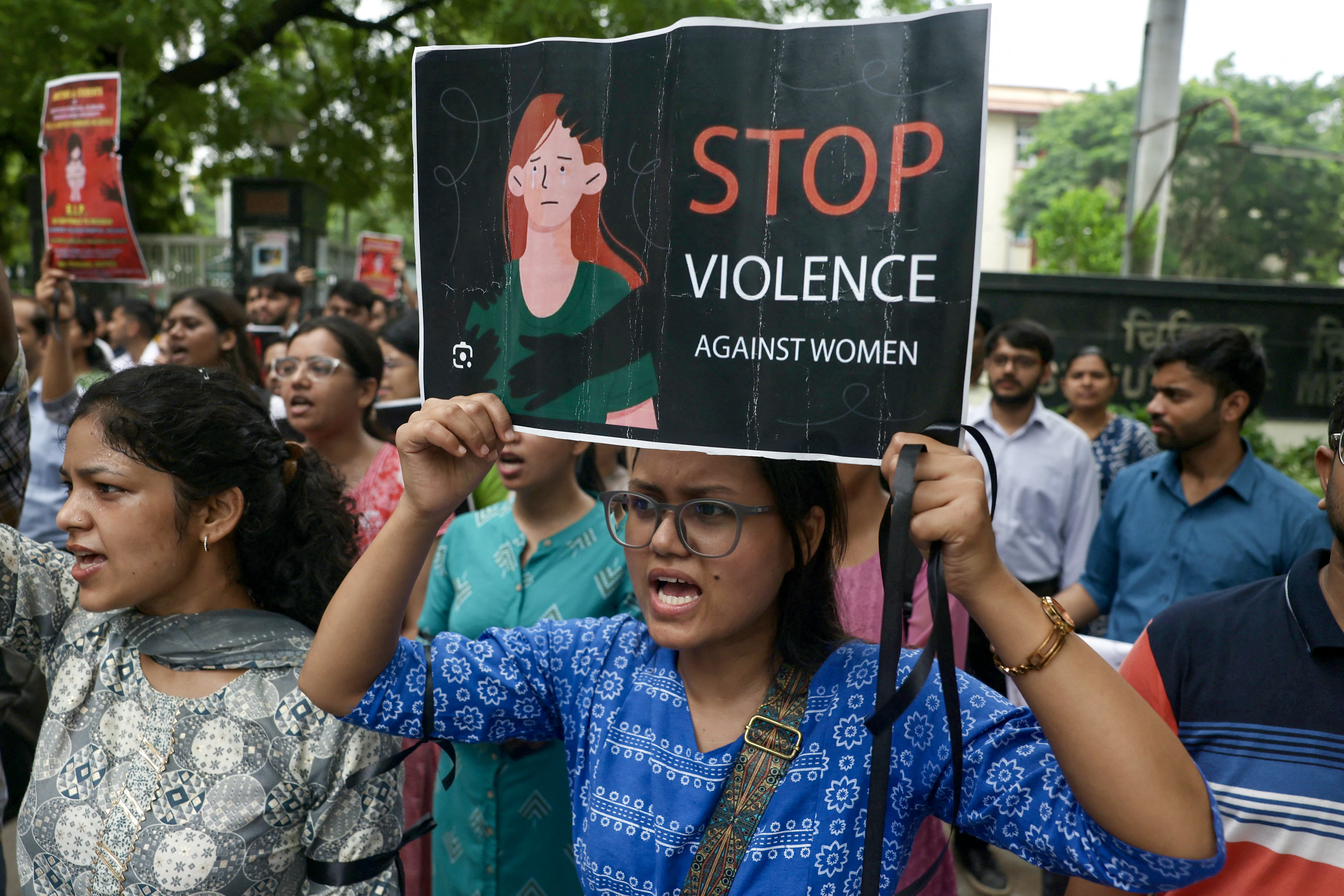Se intensifican protestas por violación y asesinato de una residente en India