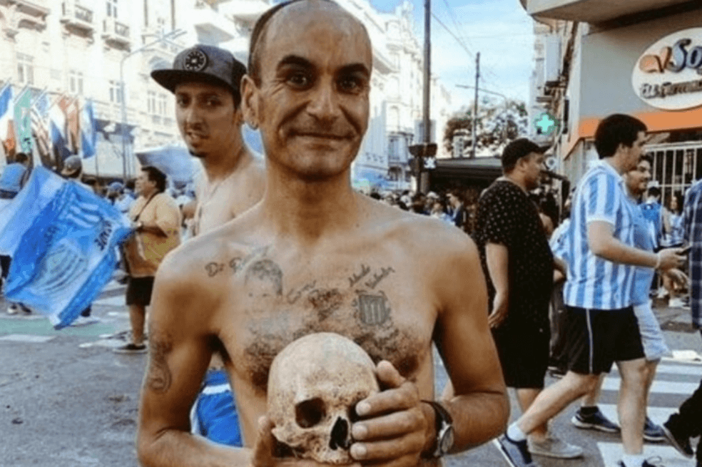 Un hincha de Racing desenterró el cráneo de su abuelo para que Racing saliera campeón
