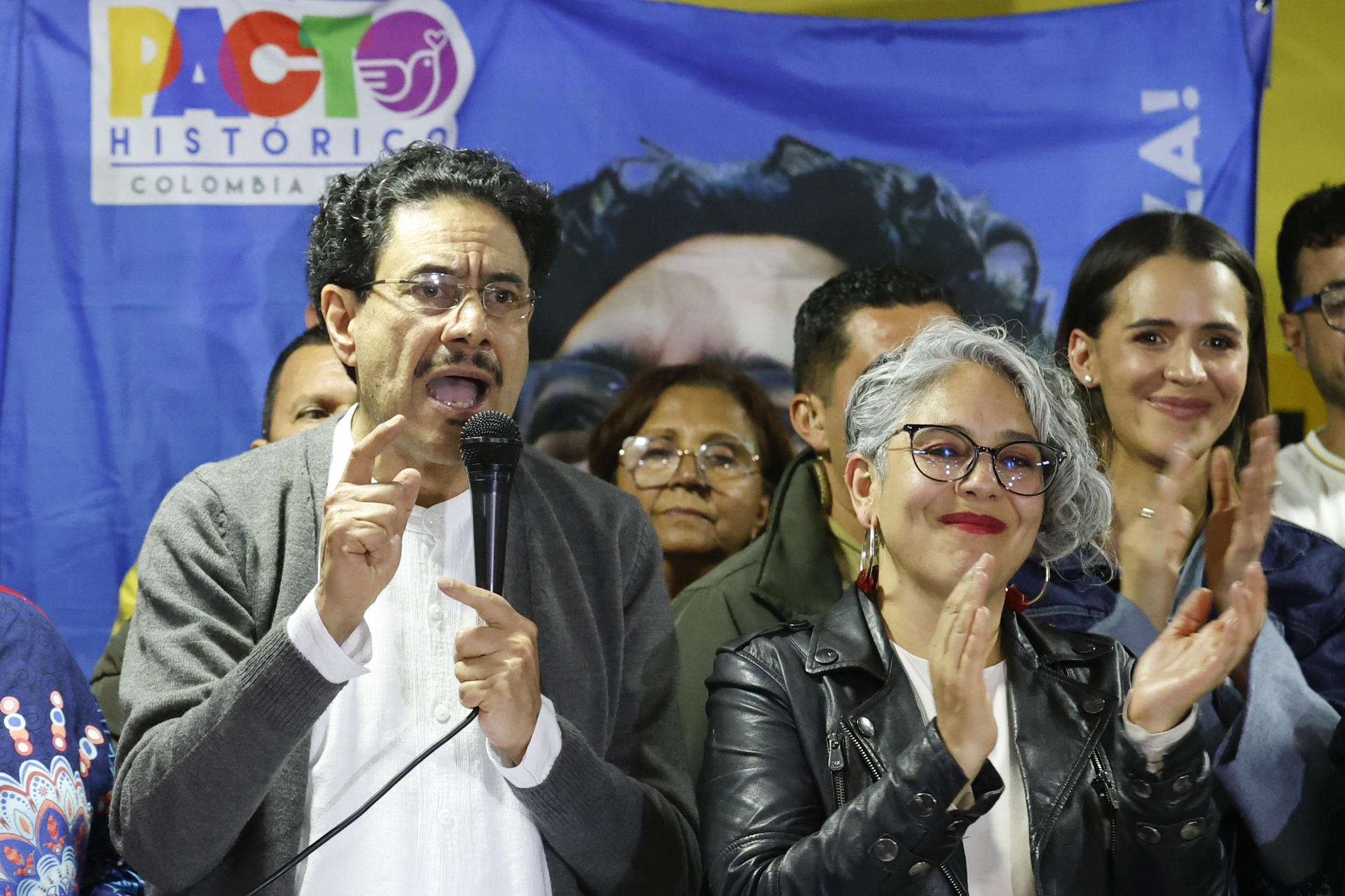 AME2255. BOGOTÁ (COLOMBIA), 26/10/2025.- El senador Iván Cepeda (i) habla junto a la senadora María José Pizarro (d) tras vencer en la consulta a la exministra Carolina Corcho este domingo, en Bogotá (Colombia). Cepeda, filósofo y político de 63 años, ganó la consulta interna del Pacto Histórico, coalición del Gobierno, al derrotar a Carolina Corcho, y será el candidato presidencial de la izquierda para las elecciones de 2026. EFE/ Mauricio Dueñas Castañeda