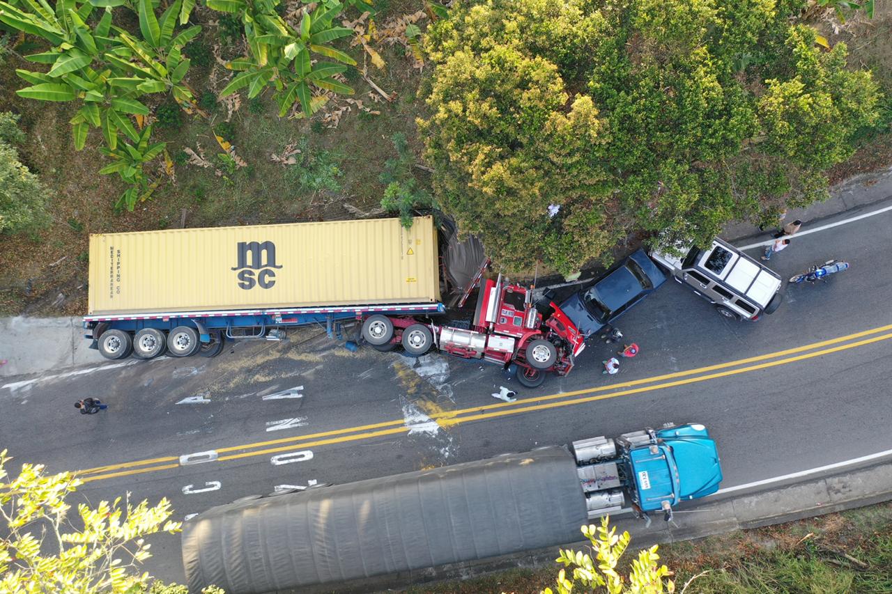 Al menos un muerto y dos heridos en accidente de tránsito en una vía de San Gil, Santander