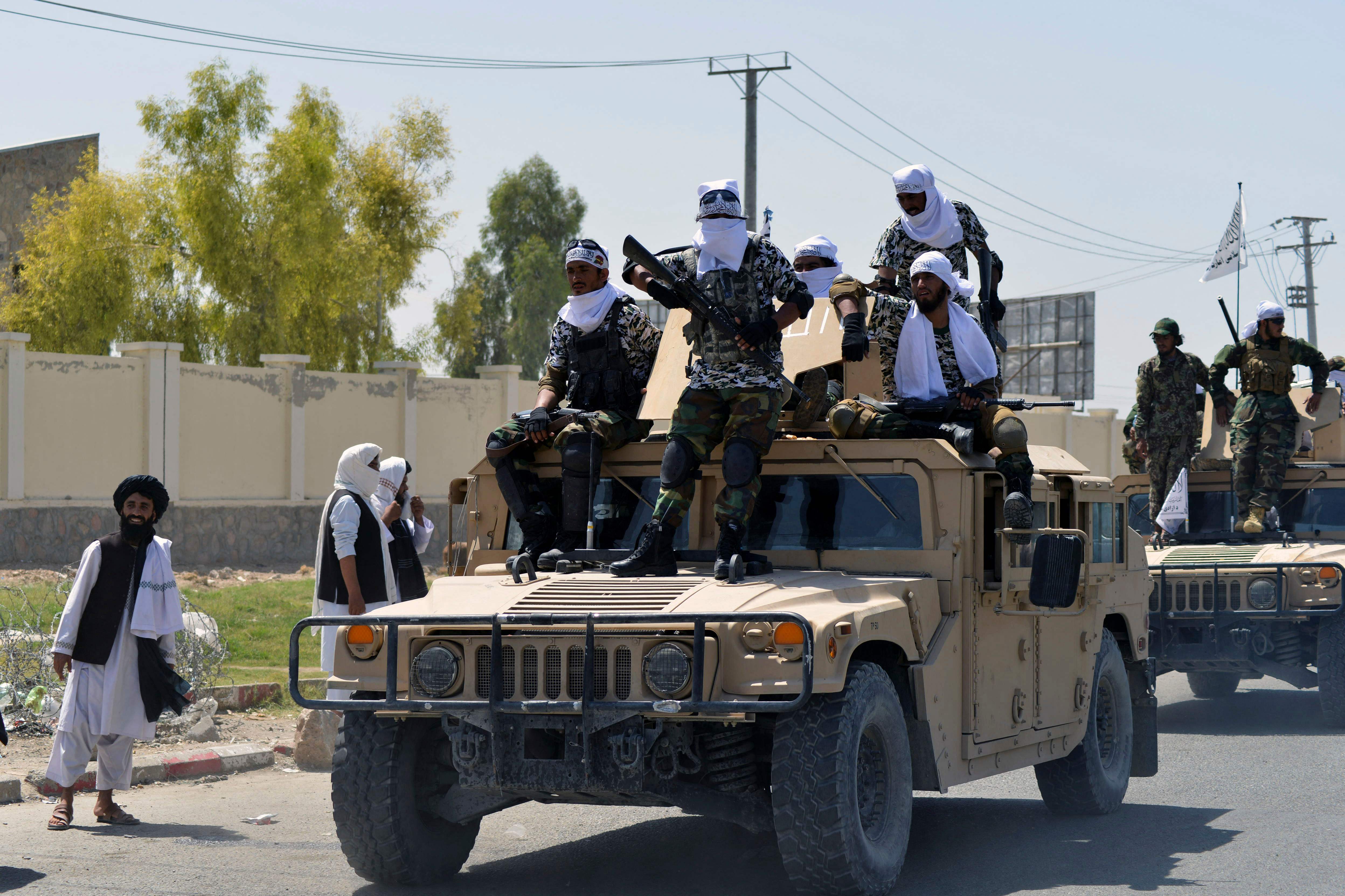 Las polémicas imágenes de los talibanes celebrando la salida de EE. UU