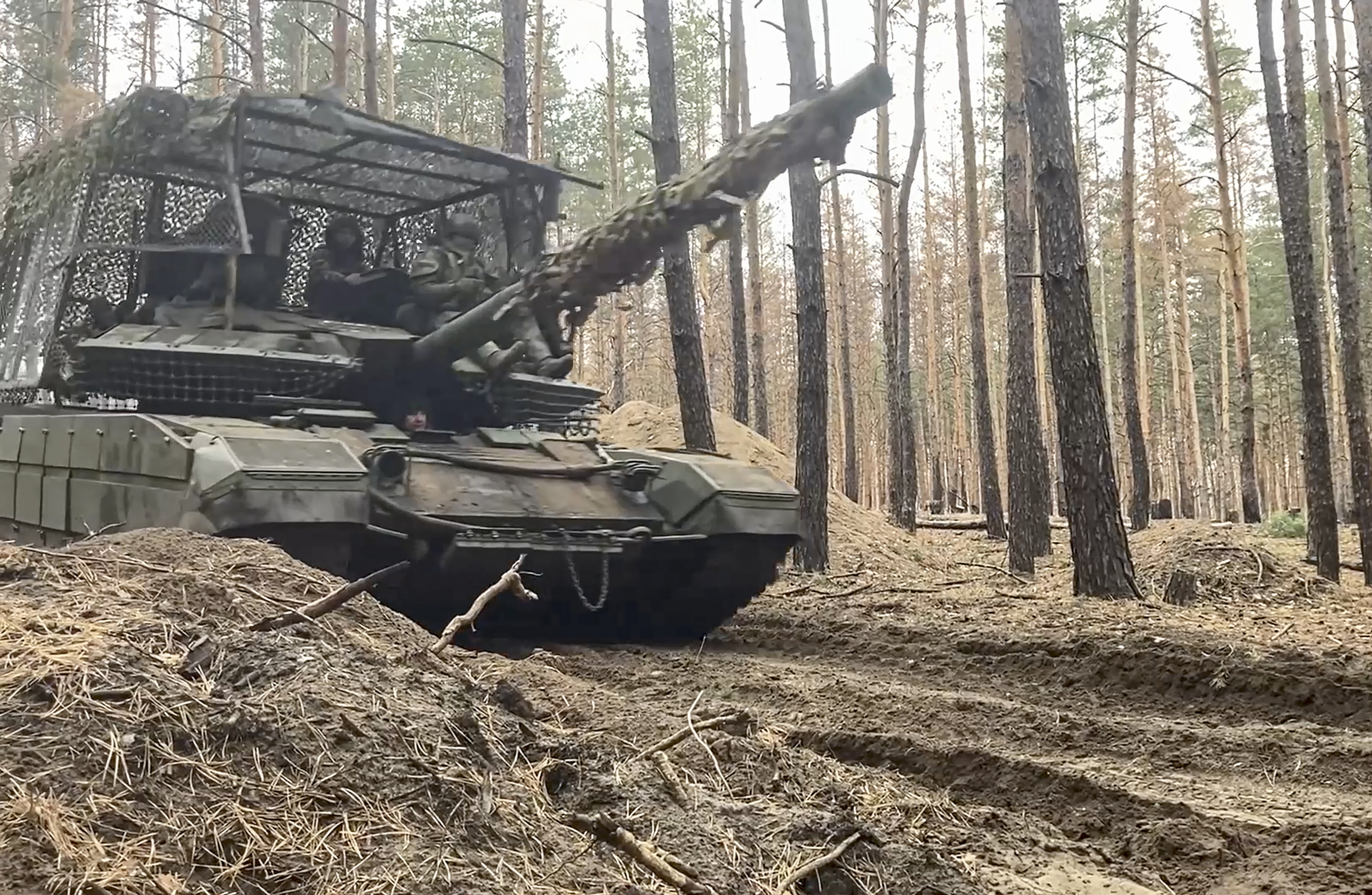 Undisclosed (Russian Federation), 22/11/2024.- A still image taken from an undated handout video released by the Russian Defence Ministry Press-Service on 22 November 2024 shows a Russian T90M tank maneuvering at an undisclosed position in Russia. On 24 February 2022, Russian troops entered Ukrainian territory in what the Russian president declared a 'special military operation', starting an armed conflict that has provoked destruction and a humanitarian crisis. (Rusia, Ucrania) EFE/EPA/RUSSIAN DEFENCE MINISTRY PRESS SERVICE HANDOUT -- BEST QUALITY AVAILABLE -- MANDATORY CREDIT -- HANDOUT EDITORIAL USE ONLY/NO SALES
