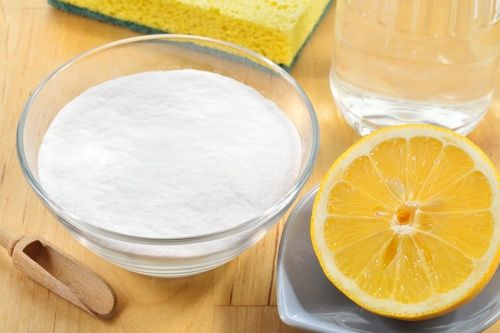 El vinagre también es eficaz para eliminar los olores. Además, puedes usar vinagre blanco, bicarbonato de sodio y limon para limpiar ventanas