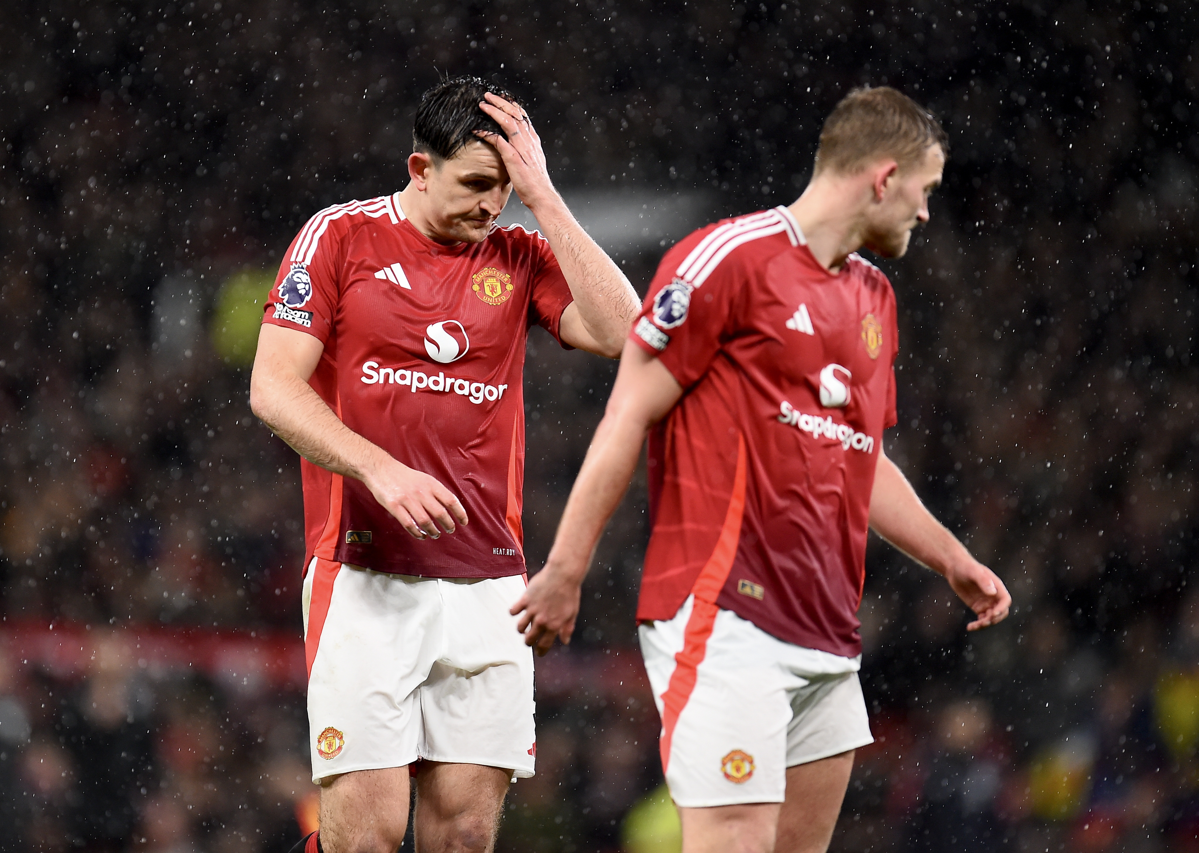 MANCHESTER (United Kingdom), 26/02/2025.- Harry Maguire (L) of Manchester United reacts during the English Premier League match between Manchester United and Ipswich Town, in Manchester, Britain, 26 February 2025. (Reino Unido) EFE/EPA/PETER POWELL EDITORIAL USE ONLY. No use with unauthorized audio, video, data, fixture lists, club/league logos, 'live' services or NFTs. Online in-match use limited to 120 images, no video emulation. No use in betting, games or single club/league/player publications.