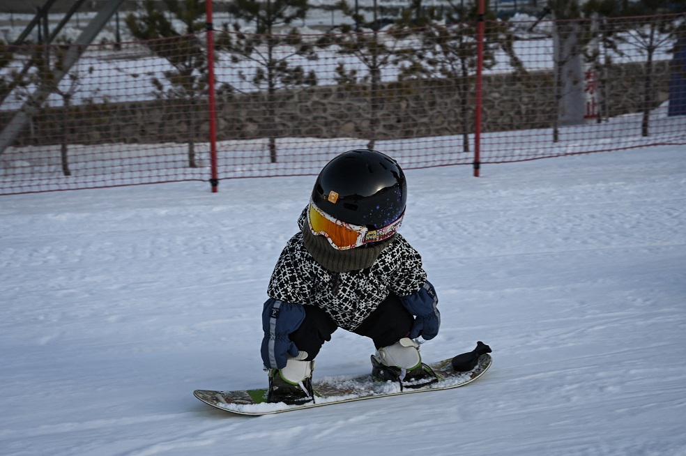 Bebé snowboarding
