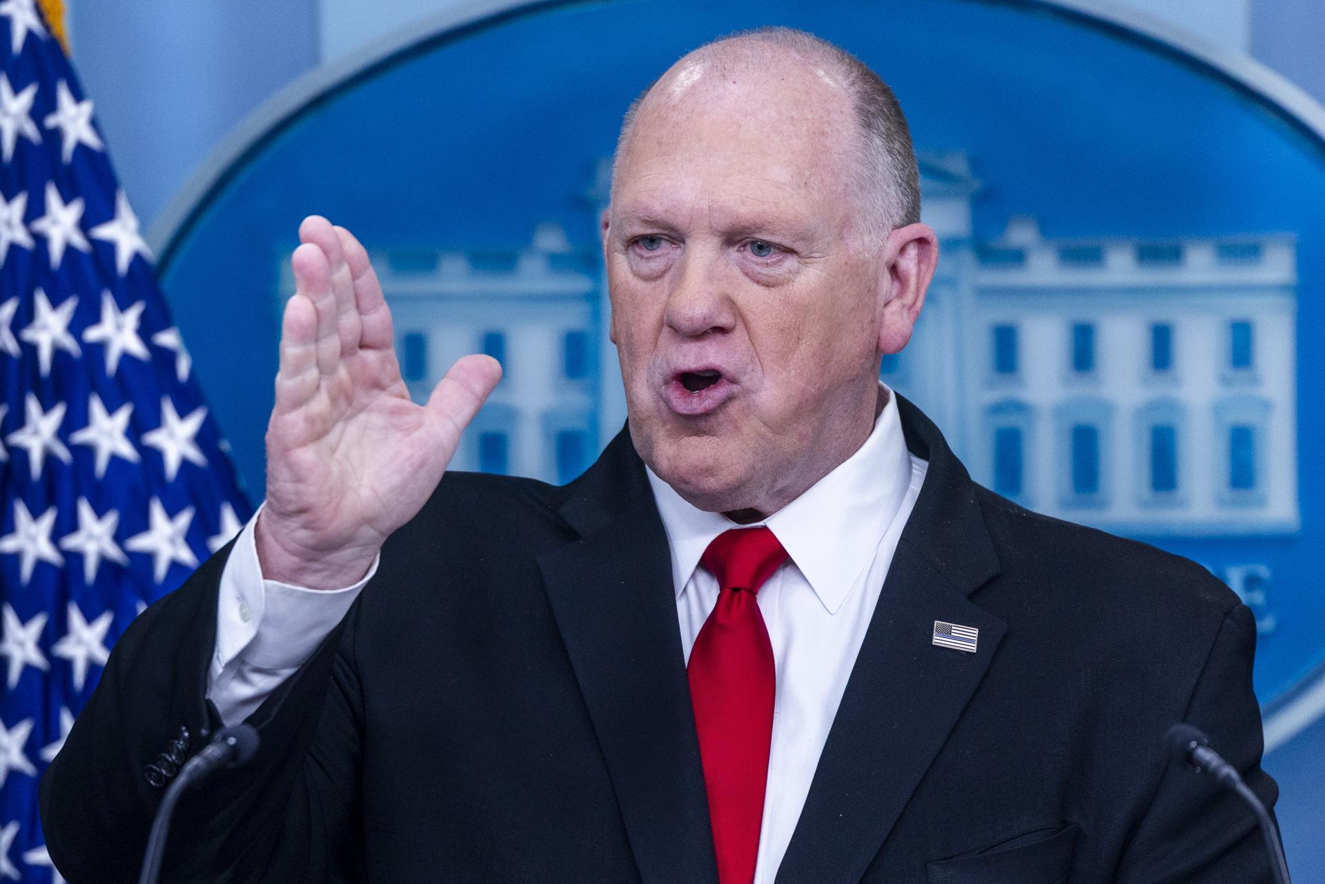 WASHINGTON (United States), 28/04/2025.- White House ‘Border Czar’ Tom Homan responds to a question from the news media during a press briefing with White House Press Secretary Karoline Leavitt in the press briefing room at the White House in Washington, DC, USA, 28 April 2025. Border czar Tom Homan is leading the Trump administration’s deportation efforts and has said it doesn’t matter whether the children of undocumented migrants are US citizens, they should be deported.  EFE/EPA/SHAWN THEW
