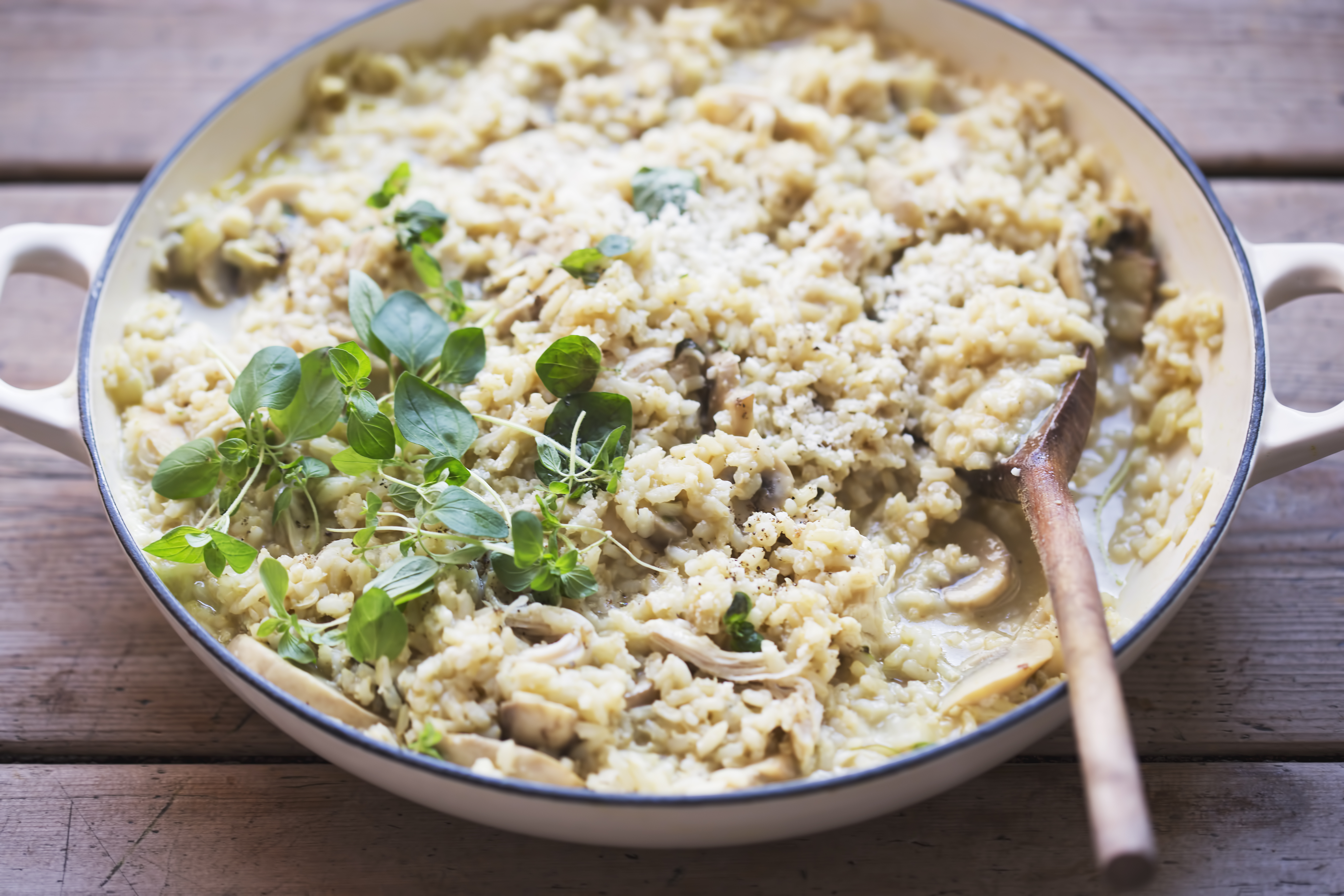 ¿Cómo se prepara un risotto con champiñones y tocineta?