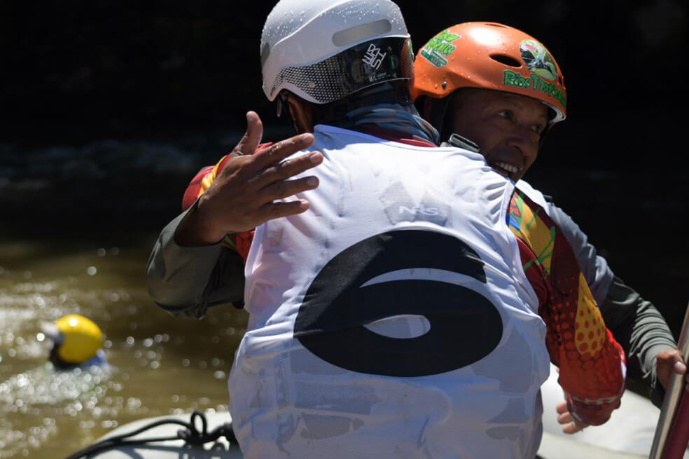 Excombatientes de las Farc y policías remando juntos
