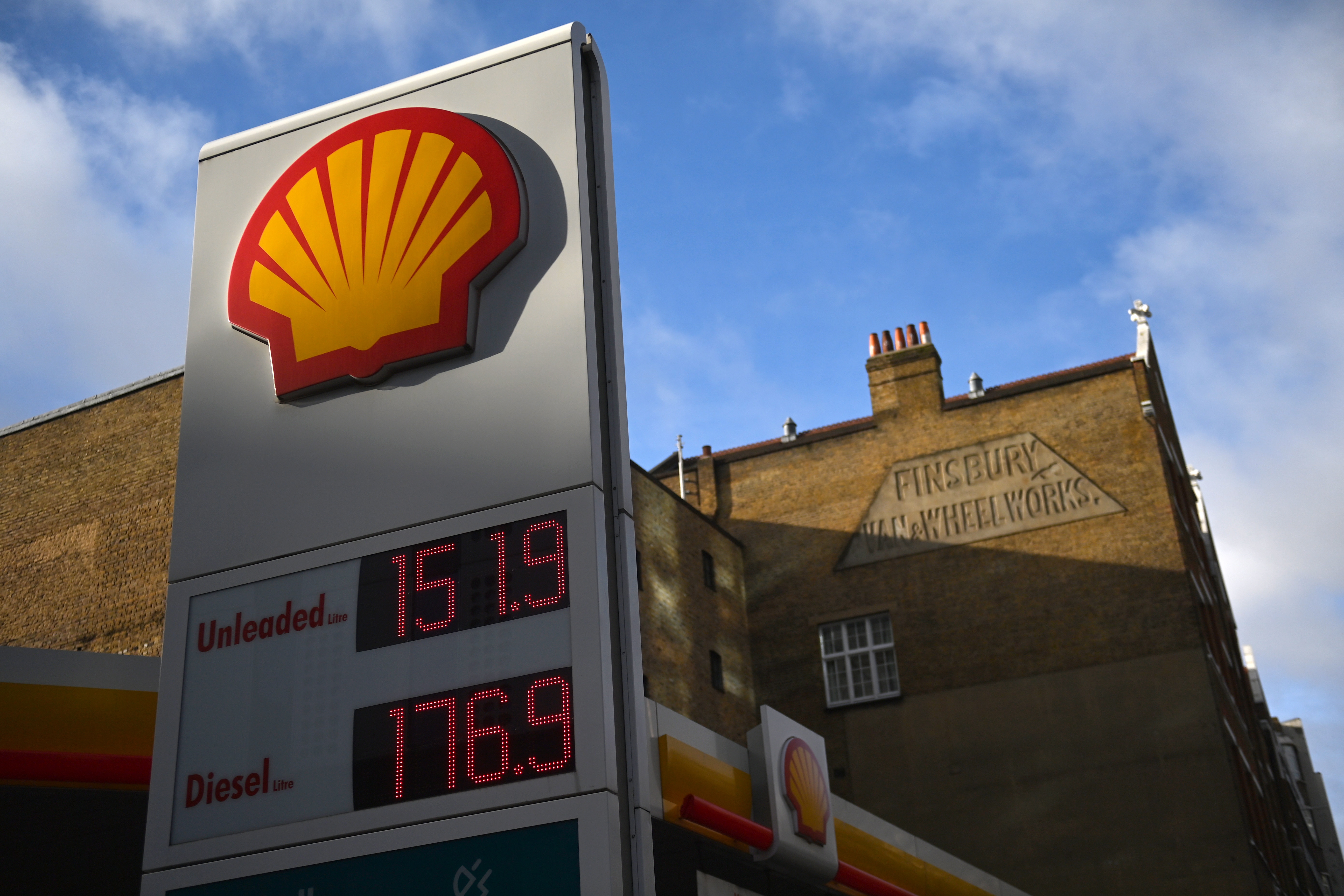 London (United Kingdom), 02/02/2023.- A Shell logo is displayed on a filling station in London, Britain, 02 February 2023. The oil and gas company Shell has reported record annual profits. The 39.9 billion dollar profits in 2022 are double its previous years total and the highest in the company's 115 year history. (Reino Unido, Londres) EFE/EPA/NEIL HALL