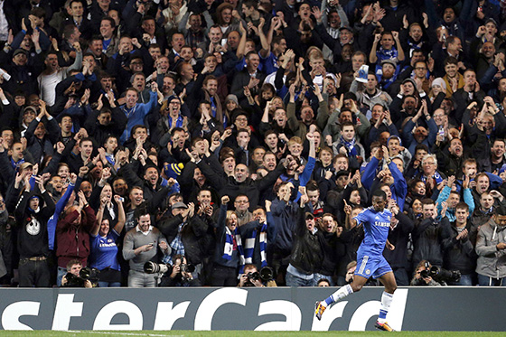 Chelsea, de la mano de Eto’o, ganó y comanda el grupo E