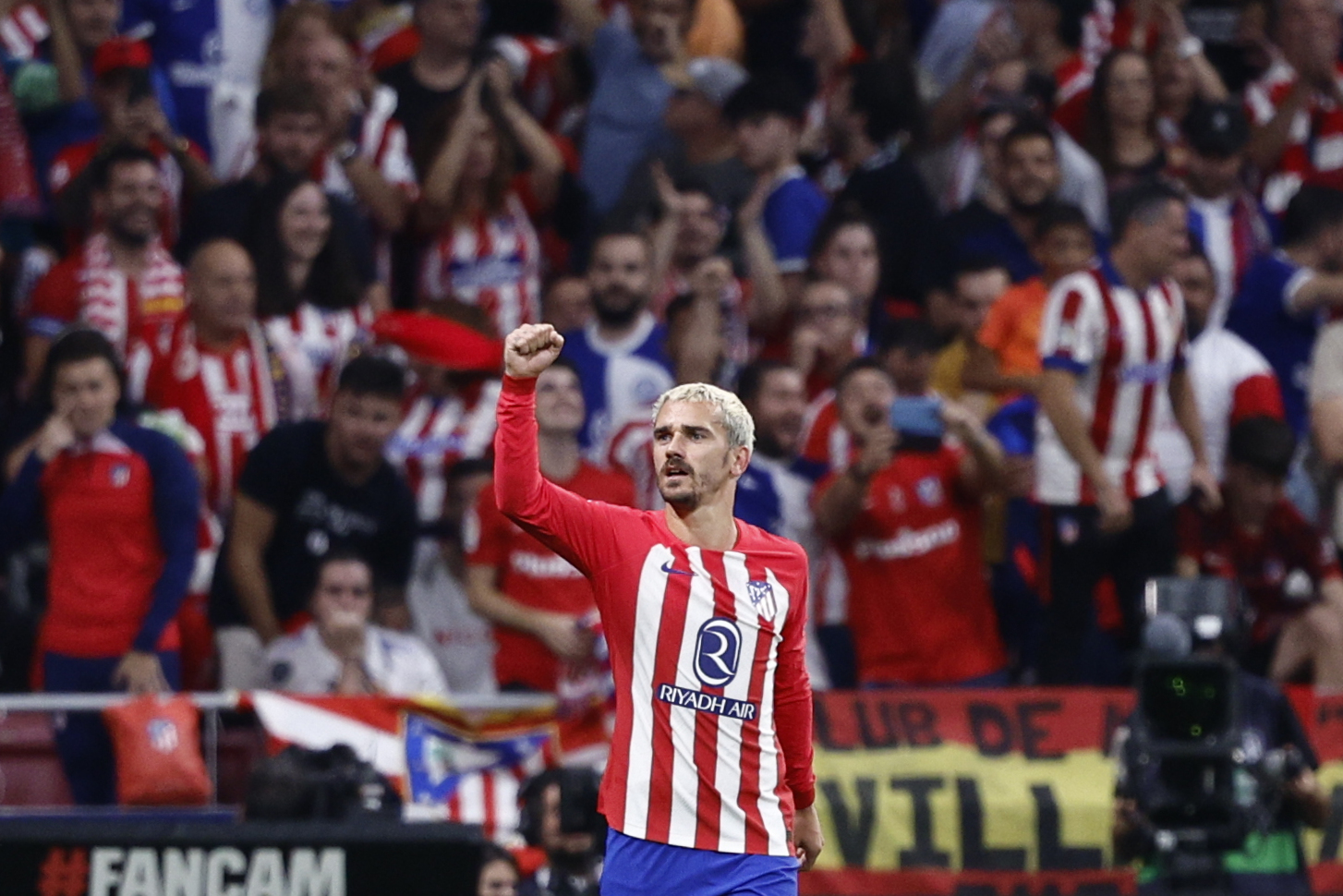 Atlético le quitó el invicto y el liderato al Real Madrid